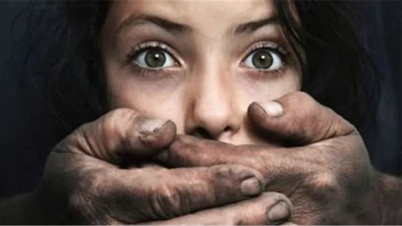 جمعها مع زوجته في فراش واحد..طفلة عين شمس تفجر مفاجأة كبرى بعد هتك عرضها