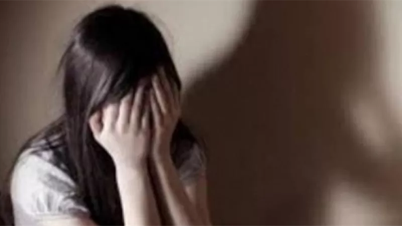 تعرضت للاعتداء من ثلاثيني.. سيدة تكتشف حمل طفلتها بالصدفة في عيادة طبيب
