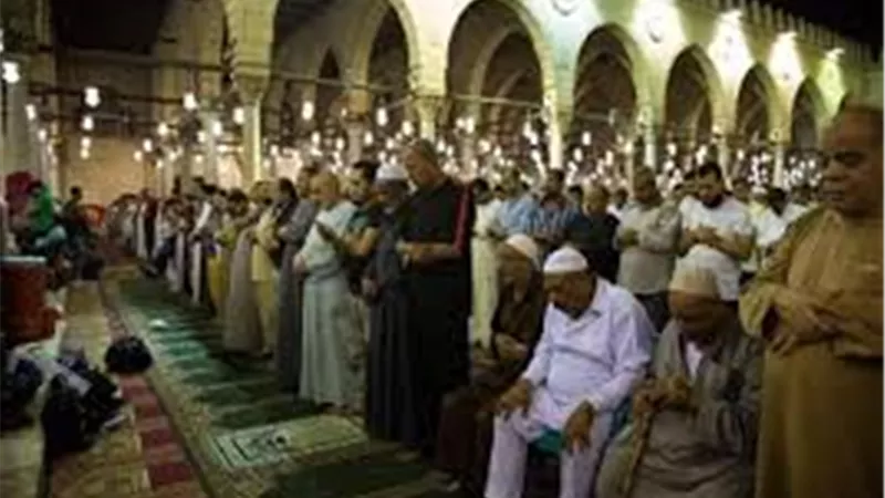 بعد السماح بصلاة التراويح .. الأوقاف تكشف حقيقة عودة صلاة التهجّد في رمضان | فيديو