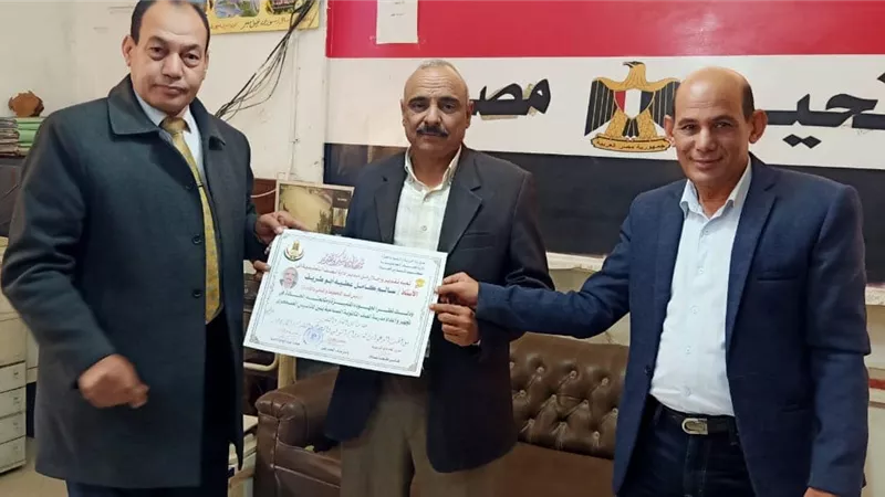 إدارة الصف التعليمية بجنوب الجيزة تكرم رئيس قسم التخطيط والمباني لجهوده المبذولة