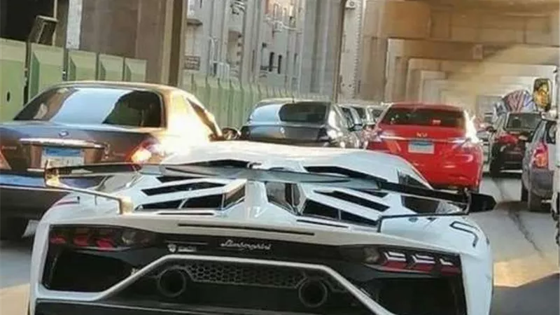 صاحبها ساكن في فيصل..«لامبورجيني» تثير الجدل على كوبري صفط اللبن | شاهد