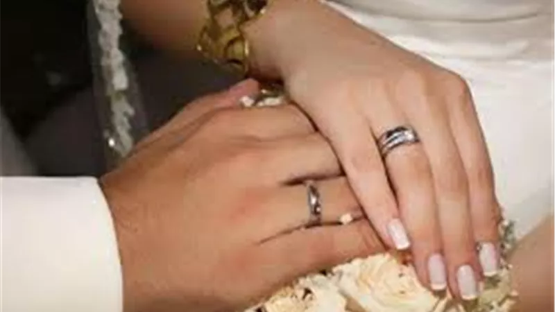 لن تصدق ما قالته .. الإفتاء تحسم الجدل حول حكم زوج حصل على شبكة زوجته دون علمها