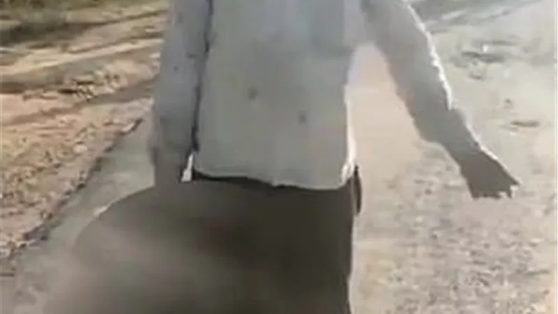 مشاهد صادمة..أب يقطع رأس ابنته الكبرى ويسير بها في الشارع | فيديو وصور