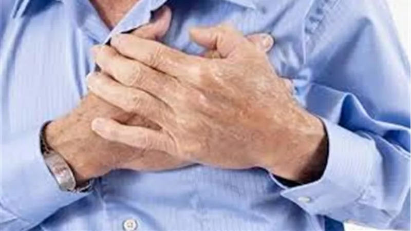 بداية الإصابة بهذا المرض الخطير.. طبيب شهير يكشف سبب دقات القلب العالية | فيديو