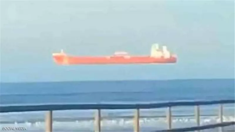صورة حيرت الجميع.. ما سر السفينة الطائرة في الهواء؟ | فيديو