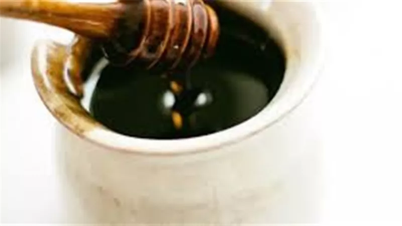 لن تتخيل ..ماذا يحدث للجسم عند تناول ملعقة من العسل الأسود قبل النوم؟
