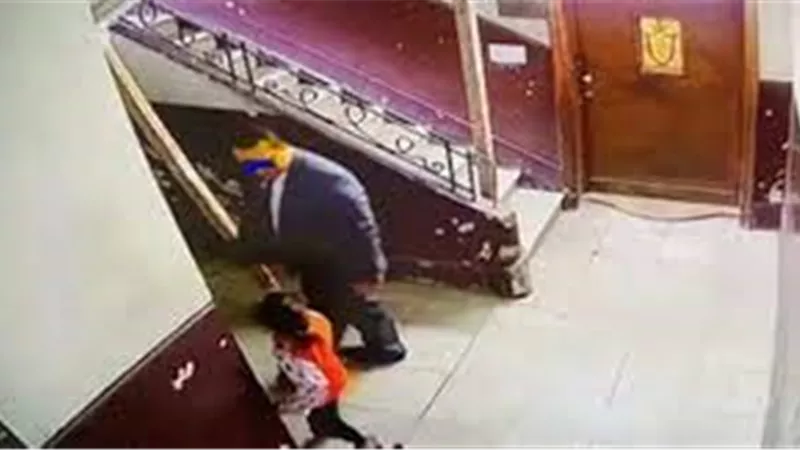 جريت في الشارع .. أول فيديو للحظة هروب طفلة المعادي بعد تعرضها للتحرش | شاهد