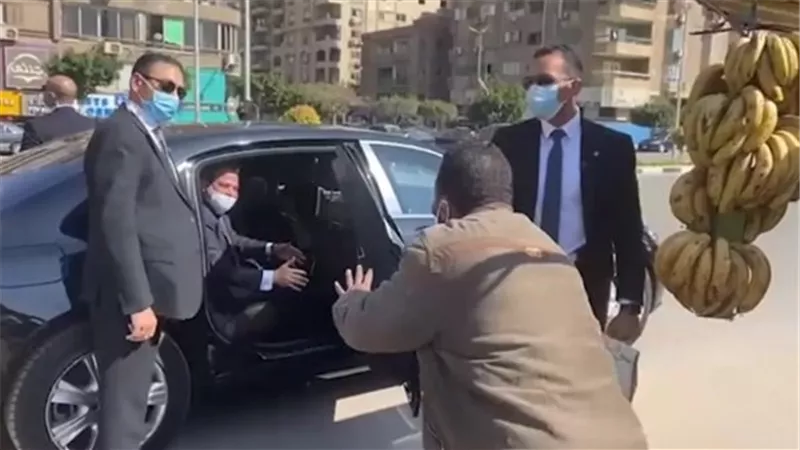 عينيا بس كدة .. ماذا طلب بائع الفاكهة من السيسي وكيف رد الرئيس عليه | شاهد