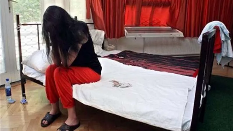 صور مخلة مع العشيق .. تفاصيل مثيرة عن ضحية المنتزة التي اختارت الموت بالسم عن الذبح على يد شقيقها