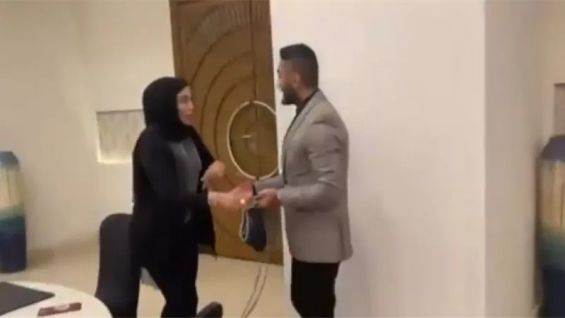 هاتوا لي مية بسكر.. رد فعل غريب من ملكة جمال سابقة عند رؤيتها تامر حسني | فيديو