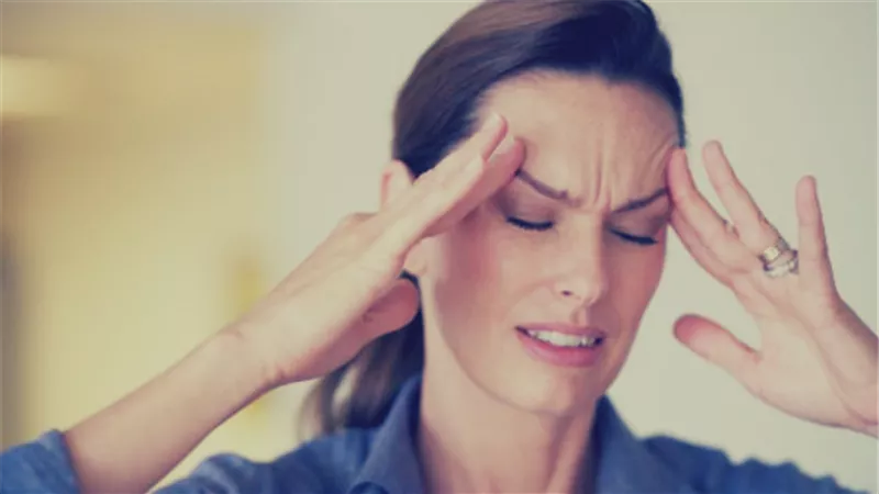 لا تلجأ إلى المسكنات.. حل سحري موجود في كل منزل للتخلص تمامًا من الصداع