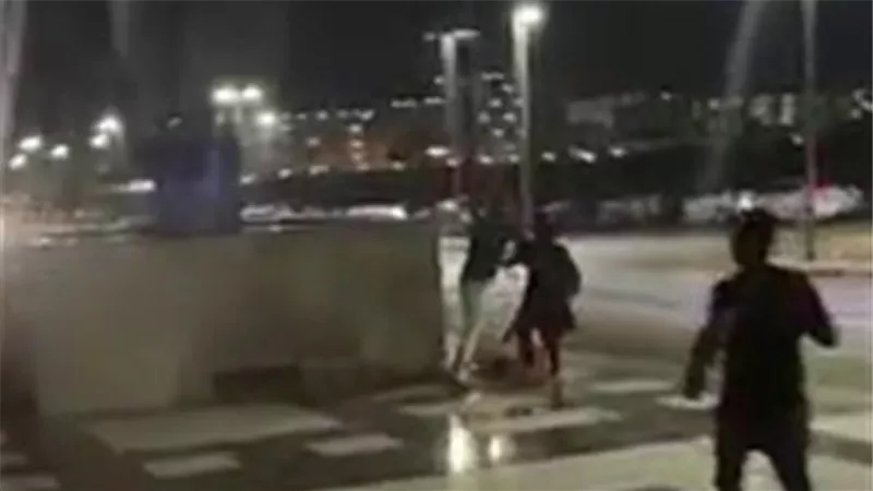مشاهد صادمة .. شاب يتحرش ببائعة بلالين بالغردقة | فيديو