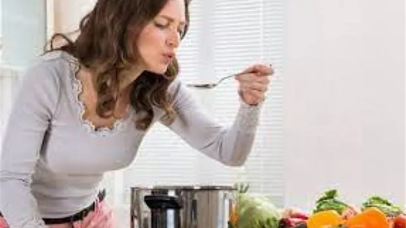 الإفتاء تحسم الجدل..لماذا نهى النبي عن النفخ في الطعام؟