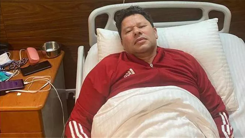 لحظات صعبة.. بكاء رضا عبد العال قبل إجراء عملية جراحية 