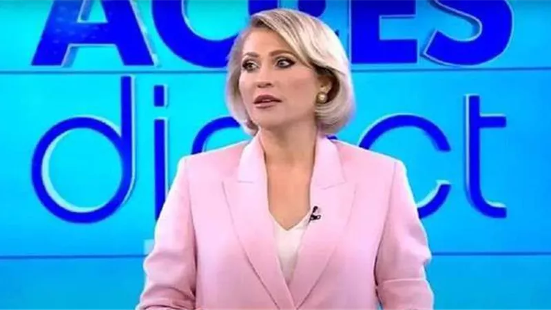 خلال بث مباشر.. امرأة عارية تقتحم الاستوديو وتهاجم مذيعة مشهورة | فيديو 