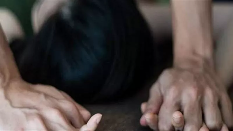 حملت منه سفاحا.. حكاية أب تجرد من الإنسانية واغتصب طفلته 4 أشهر بمنشأة ناصر 