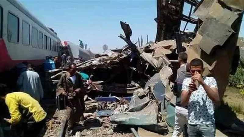 حادث بشع وبلف الطواريء السبب.. أول فيديو للحظة اصطدام قطارين في سوهاج | شاهد