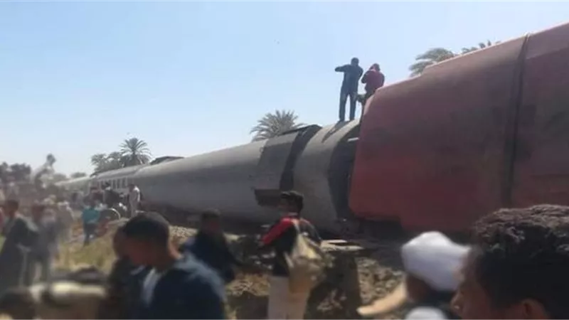 لا حرمة للموت.. علقة ساخنة للص يسرق جثث ومصابي حادث سوهاج | فيديو