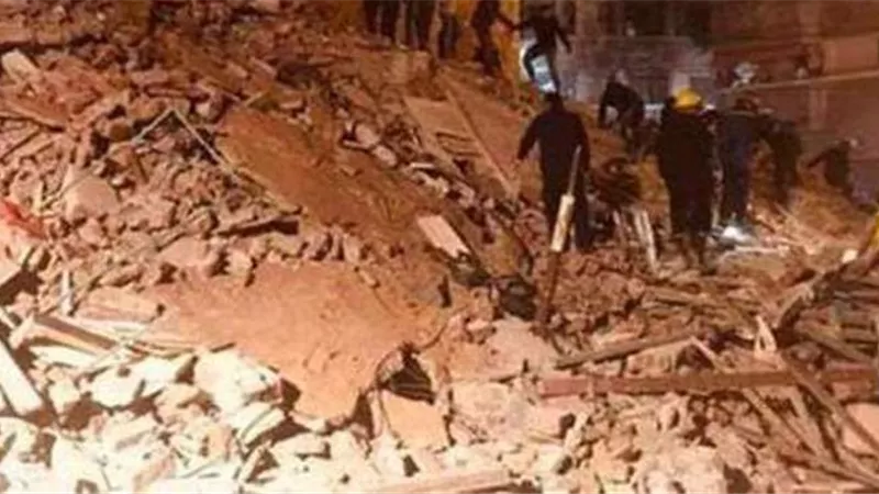 تفاصيل مثيرة.. مكالمة هاتفية تنقذ شخصا من الموت أسفل عقار جسر السويس المنهار 