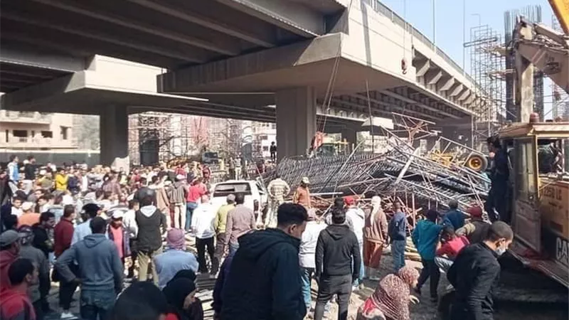 الكوارث تتوالى ..لحظة سقوط عمود كوبري ترسا تحت الإنشاء بالمريوطية | فيديو 