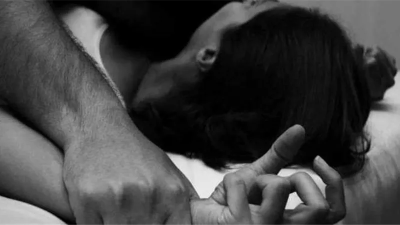 لن تتوقع ما فعله .. شاب يشوه فتاة بطريقة صادمة لفشله في اغتصابها بمطروح 