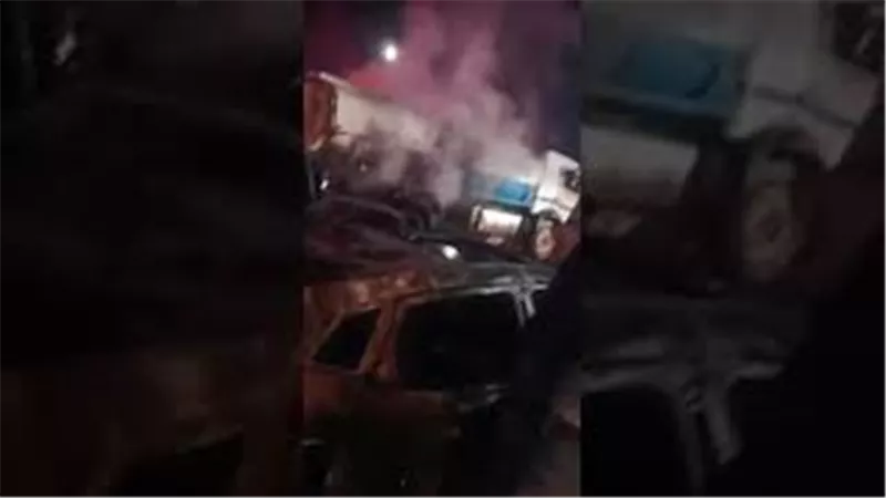 لقطات مرعبة .. تفحم 6 سيارات بعد اصطدامها أعلى الدائري بحلوان | فيديو 
