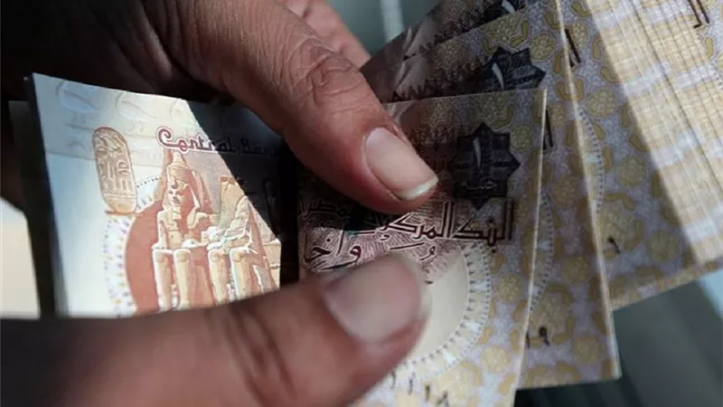 البنك المركزي يحسم الجدل..حقيقة إلغاء الجنيه الورقي 