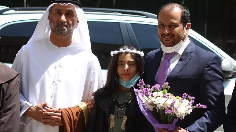 رئيس المجلس العالمي للتسامح وسفير الامارات يكرما الطالبة 