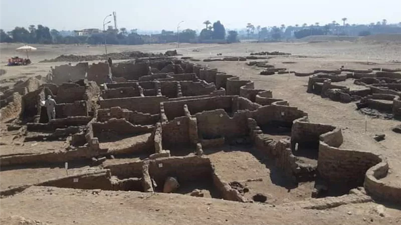 صعود آتون ..التفاصيل الكاملة لاكتشاف المدينة المفقودة تحت الرمال بالأقصر 