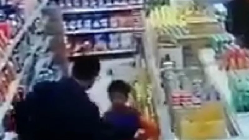 ضربه بالقلم وقلب عليه رف الزيت.. تفاصيل صادمة عن فيديو طفل المنصورة | شاهد