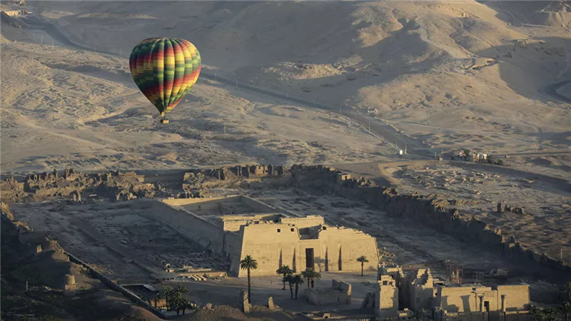 بقايا لحوم داخل زريبة الجزار..زاهي حواس يكشف مفاجأة كبرى عن المدينة الذهبية المفقودة | فيديو