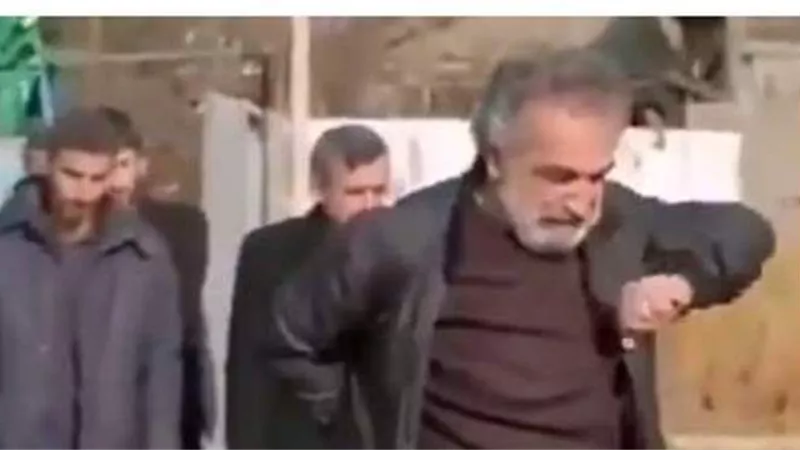 أثار الجدل على السوشيال ميديا.. أب يرقص في جنازة ابنته | شاهد