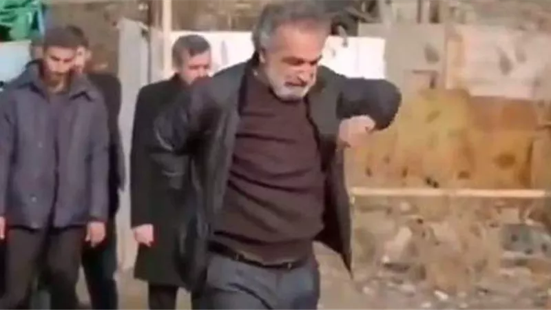 بعد إثارته الجدل.. الحقيقة الكاملة لرقص أب في جنازة ابنته داخل المقابر | شاهد
