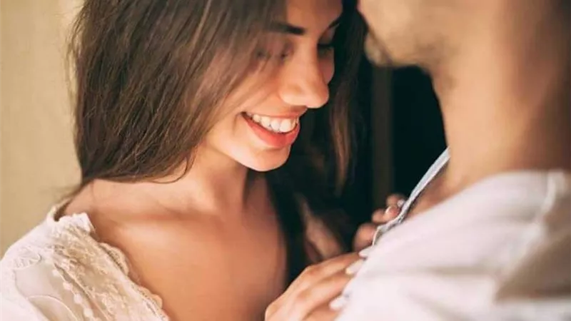 الأزهر يحسم الأمر.. ما حكم تقبيل الزوجة في نهار رمضان؟