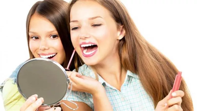 مركز الأزهر يحسم الجدل..حكم تزين المرأة لزوجها في نهار رمضان | شاهد