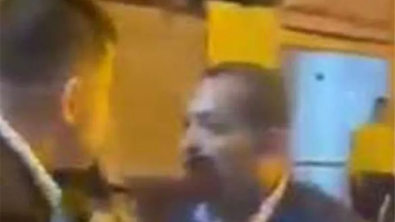 لو عايز تحبسني احبسني..الكشف عن ملابسات فيديو نزع محامي لكتافات ضابط بالعمرانية | شاهد