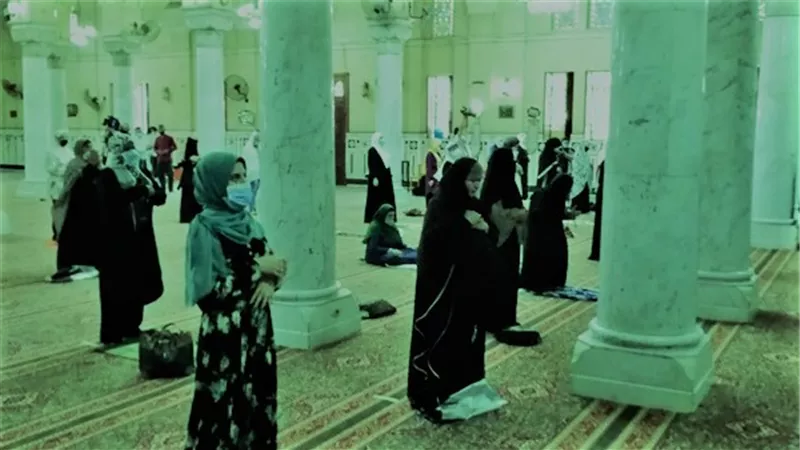 تكون آثمة في حالة واحدة.. هل تعطر المرأة لأداء التراويح حرام؟ | فيديو