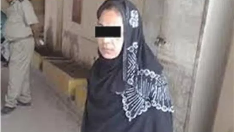كانت في حضن عشيقها .. تفاصيل صادمة عن تسبب أم في وفاة طفلتيها أثناء ممارستها الرذيلة
