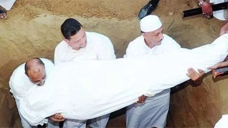 لجنة الفتوى تحسم الجدل .. هل يجوز وضع المصحف وبعض الأشياء الثمينة مع الميت في قبره؟ | فيديو