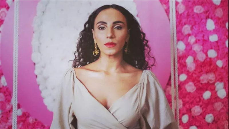في نهار رمضان.. زينب غريب ترقص حافية بوسط البلد | فيديو