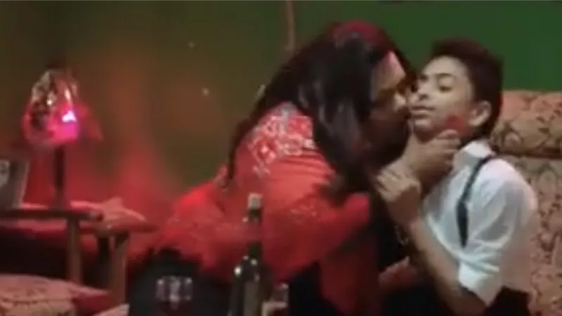 ده بيدوفيليا.. هجوم ناري على شيماء سيف بسبب تقبيلها طفلا صغيرا | فيديو