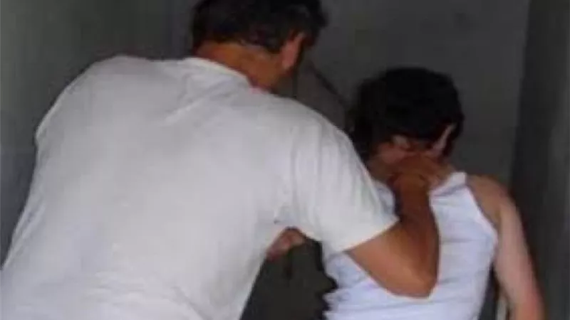 المحكمة عاقبته بالسجن المشدد .. تفاصيل صادمة عن موظف هتك عرض ابن شقيقة زوجته فى المعادى