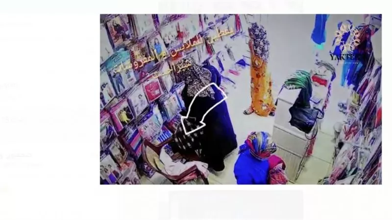 بمساعدة طفلتها.. سيدة تسرق محلا وتتصدق بجزء من الفلوس لمتسولة | شاهد