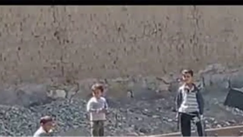 فيديو صادم.. أطفال يفكون قضبان السكك الحديد بمفاتيح إنجليزي | شاهد