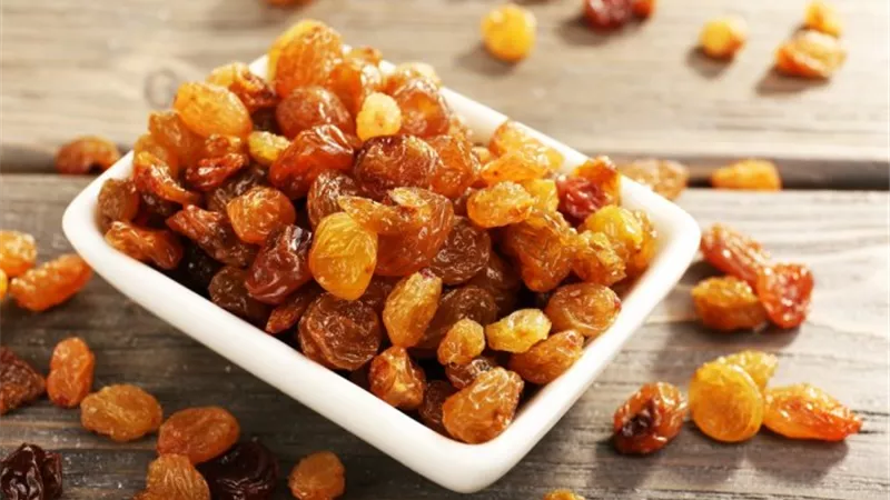 خطير في حالة واحدة.. هذا ما يحدث لجسمك مع تناول الزبيب كل يوم