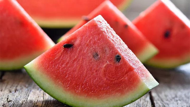 مع دخول الصيف.. لا تبصق بذور البطيخ وتناولها لهذه الأسباب