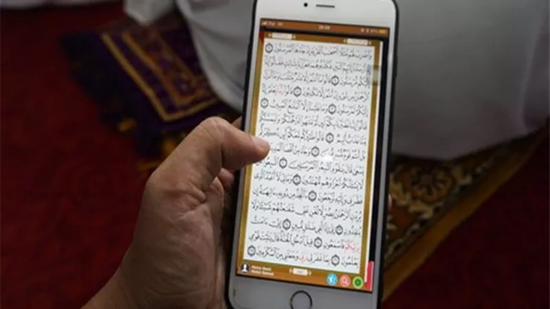 المفتي يحسم الجدل..هل يجوز قراءة القرآن من الموبايل في صلاة التراويح؟ | فيديو
