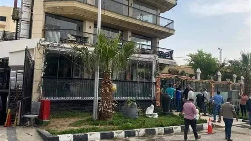 صاحب الكافيه هدد رجال الشرطة..تطور مفاجيء في أزمة مقهى شقيق بسمة وهبة | شاهد 