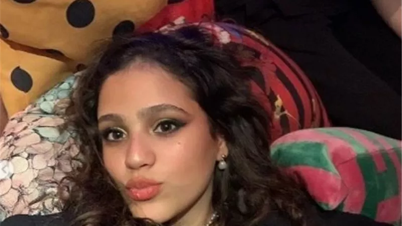 مالك بيها يا نجم.. مشادة بين شابين على صور جنا عمرو دياب | شاهد