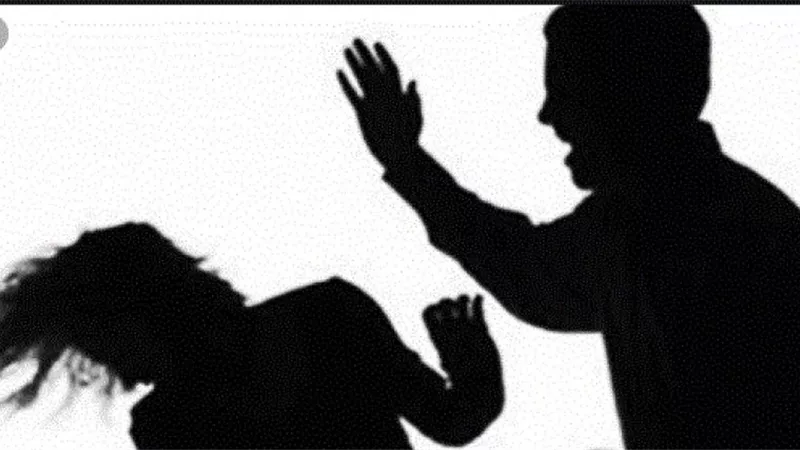 اقتلع أسنانها وأجبرها على شرب البول.. رجل يعذب زوجته بطريقة وحشية